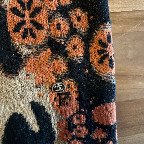 CHANEL Black and Orange Crew Neck Sweaters with Cozy Texture - Picture 7 of 8